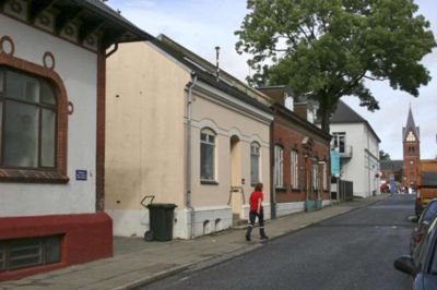 Allan Boye Thulstrup. Det er det gule hus i midten af fotoet, som måske skal rives ned. Eftersom huset er bevaringsværdigt, skal nedrivningen i offentlig høring