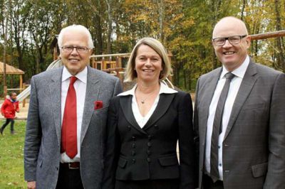 Kim Kristensen. Fint voksen-besøg på legepladsen. Fra venstre ses den internationale skoles formand Niels Laurits Thygesen, bankrådsformand Ulla Diderichsen og områdedirektør i Nordea Hans Henrik Okstrøm
