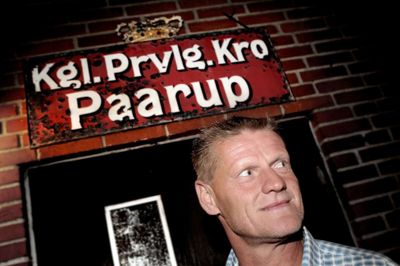Henrik Ole Jensen. Kroejer Steen Madsen betegner sig som en af de mest glødende royalister i dette land, og derfor er det blot endnu mere skuffende, at man nu vil have fjernet kronerne, efter de ikke har generet nogen i 101 år