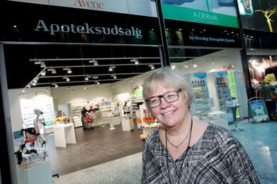 På apoteket kan man altid hente gode råd til de rette hudplejeprodukter, fortæller apoteker Helle Steen Sørensen, Østergades Apotek. Foto: Flemming Hansen