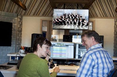 Jørn Deleuran. Ole Viinberg og Dorte Bille har det seneste halve år arbejdet på at lave tre videoer i professionel kvalitet, hvor pigekorets sangere viser, hvad de kan.