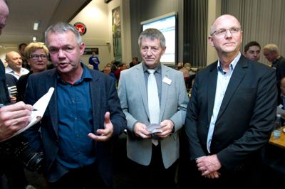 Formand for Fælleslisten Preben Christensen (i midten) er blevet spurgt af flere partier, om listen vil yde polisk støtte til folketingskandidater. Men listen ønsker at være neutral. ?Foto: Tom Laursen