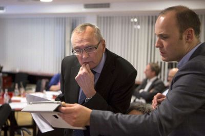 Region Midtjylland/Niels Aage Skovbo. Regionsrådsformand Bent Hansen studerer stemmetallene grundigt
