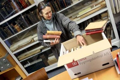 Henrik Ole Jensen. Noget af det første, der skal flyttes fra Herning Museum til Textilforum, er biblioteket, hvor museumsassistent Jytte Kristiansen er i gang med at pakke