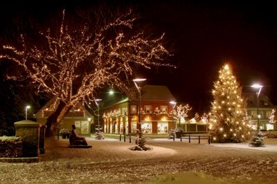 Det er nok tvivlsomt, om der når at komme sne, men ellers gør Vildbjerg Handelsforening alt, hvad de kan for at sætte folk i den rette julestemning på fredag. Julemanden har lovet at kigge forbi, og han kan så passende nyde julebelysningen