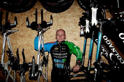 Henrik Ole Jensen. Claus Hembo må slette navnet Onfone på trøjen i næste sæson, hvor Christina Watches kører solo med en flok unge stærke danske ryttere