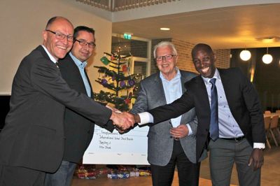 PR-foto. Fra venstre ses Stig Göte og Henrik Borum, Ikast Rotary Klub, der har penge med til ISIBs bestyrelsesformand Niels Laurits Thygesen og daglig leder af ISIB Ricardo Passo