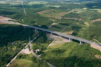 Petri & Betz. Det skal nu undersøges, i hvor stort et omfang krondyr vil benytte de mennekseskabte passager af Herningmotorvejen. Første sted bliver Funder Ådal