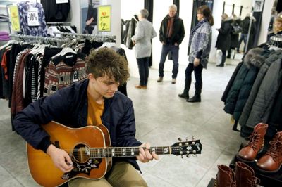 Flemming Hansen. 16 butikker havde sagt ja til at få besøg af en musiker i aftes - her Frederik Studsgaard