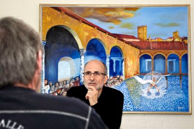 Tony Brøchner. Maleriet, der hænger bag leder Søren Kokkenborg, er skænket af en mand, hvis stedsøn var i behandling på Betesda. Billedet viser Betesda Dam i Jerusalem, hvor de syge, blinde, lamme og krøblinge lå omkring for at blive helbredt