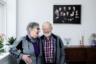 Margit og Gunner Kristensen elsker at samle familien, og parret har adskillige familiebilleder hængende i den nye lejlighed i Bøgehaven i Hammerum, hvor der heldigvis er god plads til at have familien på besøg. Ud over deres eget soveværelse har de to ekstra værelser, og så er der to gæsteværelser i kælderen, som man kan låne. Foto: Chresten Bergh