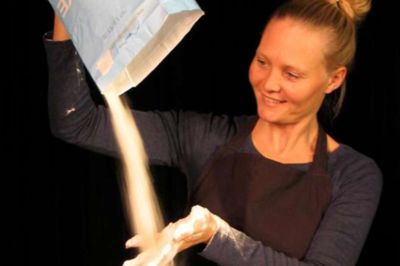 Hvid Støj Sceneproduktion. Mel skal der til, når der skabes.