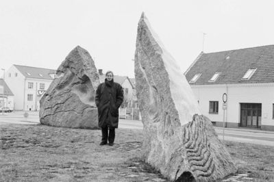 Det er disse granitrelieffer - som tidligere har stået på Banegårdspladsen - der nu skal rejses over for politistationen. Her fotograferet, da Eva Sørensen i sin tid leverede dem til Herning. Foto: Lokalhistorisk Arkiv