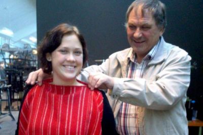 Tidligere museumsinspektør, arkæolog Hans Rostholm, Herning, viser Hammerum-pigens kjole på Emilie Svarer Bay Andersen.