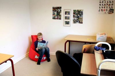 Henrik Ole Jensen. Undervisningen i "Huset" er tilpasset hver enkelt elevs niveau. Christopher Eskesen har sit værelse i den tidligere lærerbolig ved Sinding Skole, hvor han modtager undervisning og får fred til at læse. Herning Folkeblad har været på besøg i "Huset"