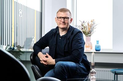 Jakob Gaardsted Petersen er direktør for reklamebureauet Happy - og meget »happy« med firmaets seneste regnskab.