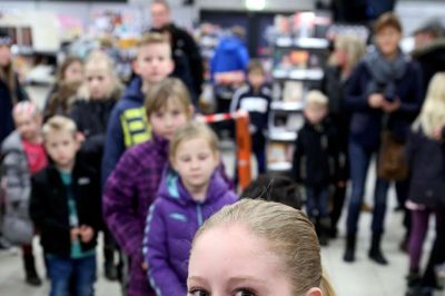 Henrik Ole Jensen. Tidligere i X Factor-forløbet har Henriette Haubjerg Nielsen skrevet autografer i Kvickly i Brande til sine mange fans. Hun arbejder i øvrigt selv i samme Kvickly