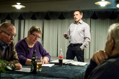 Formanden for Heden & Fjorden Karsten Willumsen (stående) vil ikke være med til at arrangere skuet i Aulum. I stedet vil Flemming Dahl og Bodil Grove Christensen fra arbejdsgrupppen (siddende) danne en forening, der skal stå for arrangementet. ?FOTO: TOM LAURSEN