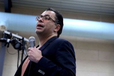 Omar Marzouk fik et bragende biffald fra publikum, da han efter en spørgerunde takkede af. ?Foto: Henrik Ole Jensen
