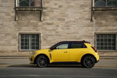 Med priser fra 189.990 kroner er Renault 5 E-Tech en af markedets billigste elbiler. Den er ikke udpræget rummelig, men den skiller sig ud, har rigtig gode køreegenskaber og en fin indretning.