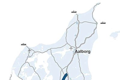 Der er nu lavet en samlet rapport om de udfordringer som dansk transportpolitik står over for frem mod 2030. Én af udfordringerne er trafikken ned gennem Jylland, og Transportministeriet har, som omtalt i Folkebladet i går, undersøgt tre mulige linjeføringer. De ses på kortet her. ?Illustration: Transportministeriet
