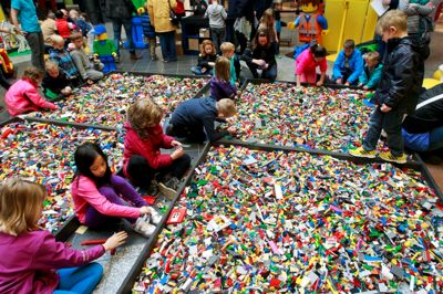 I aftes blev herningCentret kåret til shoppingcentret med landets bedste aktiviteter. Her er det et billede fra Lego-byggedagene, som trækker mange familier til centret. ?Foto: Flemming Hansen