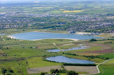 Herning by får flere og flere indbyggere år for år. I 2014 voksede tallet med 146, og nærmer sig nu 48.000 personer. I baggrunden af dette foto fra 2009 ses Herning by, mens man i forgrunden kan se marker, der i dag er optaget af en ny udstykning og udvidelsen af Holing Sø. De mange nye byggegrunde er blandt årsagerne til det øgede befolkningstal.?Foto: Flemming hansen