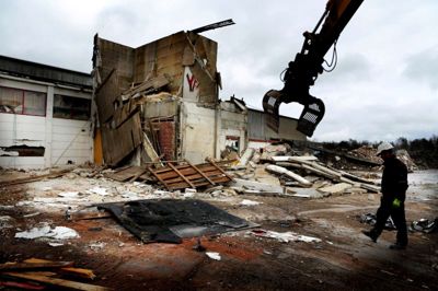 Brdr. Dahls betonvarefabrik, der senere blev hjemsted for Jydebrødrene og TV-Danmark, er snart fortid på Frølundvej, hvor de forfaldne bygninger har været en torn i øjet på områdets beboere. Ejeren forventer, at nedrivningsfirmaet er færdig om kort tid. ?Foto: Henrik Ole Jensen