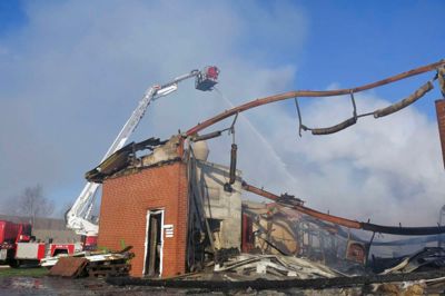 Sådan så de sørgelige rester af det 2500 kvadratmeter store møbellager ud efter den natlige brand, der skyldtes en kortslutning. ?foto: hans Mikkelsen