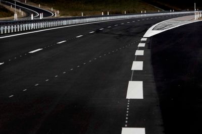 Asfalt: Den kommende motorvej er én af de faktorer, der i kommende år vil knytte Herning og Holstebro tættere sammen, vurderer borgmestrene i de to kommuner. De fremhæver begge, at der med kortere transporttid automatisk vil komme flere forbindelser på kryds og tværs af kommunegrænsen.? Foto: henrik Ole Jensen