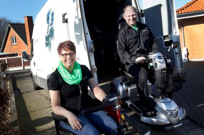 Keld Køhler og Anette Nielsen har haft travlt, siden de åbnede Elscooterservice for tre år siden. De eldrevne maskiner går som varmt brød, men der er også kommet mange nye produkter til. foto: flemming hansen