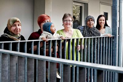 En gruppe beboere har fået nogle redskaber til at styrke kommunikationen og det gode naboskab. Forleden stillede nogle af dem op til fotografering sammen med kursusleder Ann-Karina Skyt (nummer fem fra venstre).? Foto: Tony Brøchner