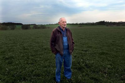Erling Eriksen må inden længe forlade fødegården og markerne, hvor han har opdrættet adskillige rødbrogede landsskuevindere.? ?foto: Henrik Ole Jensen