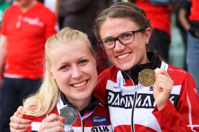 Signe Søes (t.h.) vandt for nylig EM-guld i ultra-lang orientering foran Maja Alm. I morgen stiller de begge op til DM i Nørlund Plantage. Foto: Torben Utzon