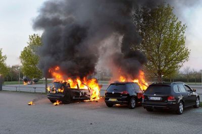 Tre biler brændte i går morges på parkeringspladsen ved Kyocera Unimerco i Sunds. Politiet er fortsat i gang med tekniske undersøgelser. ?foto: Thomas Engholm