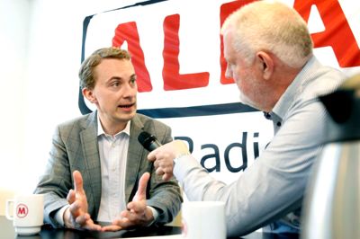 Morten Messerschmidt under sit besøg på Radio Alfa i Herning hos studievært Poul Foged: - Vi skal ikke ud af EU, EU skal bare blande sig meget mindre. Foto: Tom Laursen