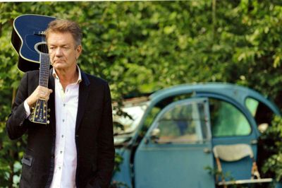 Lars Lilholt, der er på billedet, har spillet i Dagmar Bio for nogle år siden. Nu er det hans bror Kristian Lilholt, der giver koncert i biografen. ?privatfoto