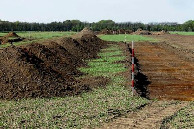 Jordbunker og pæle i jorden vidner om, at der skal anlægges en motorvej mellem Herning og Holstebro, der skal gå forbi området ved Troelstrupvej 1 i Aulum. De arkæologiske forundersøgelser i gang på stedet. ?foto: Hans Mikkelsen