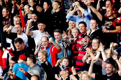 Kombinationen af øl og fællessang møder vi ofte på stadion, men i morgen rykker det ind på Den Jyske Sangskole.? foto: henrik ole jensen