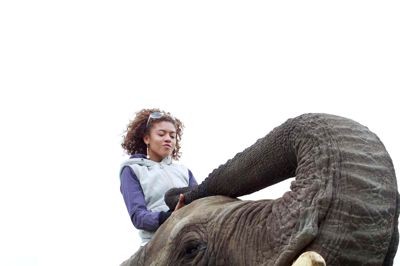 I Cirkus Dannebrogs forestilling kan man blandt andet se Jazz Malaika ride på elefanten Ramboline. Ramboline er 32 år gammel, og chefdressør Bernhard Kaselowsky har haft den, siden den var tre måneder gammel.?foto: Flemming Hansen