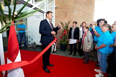 Officielt: Snoren der markerer, at Koloritten er indviet, bliver her klippet borgmesteren, og de cirka 170 tilmeldte ved receptionen kunne komme indenfor. Det nye Koloritten rummer både café, en lang række værksteder, motionscenter, EDB-rum, atelier og en stor sal til gymnastik og foredrag. Samtidig er der lavet en ny, stor reception, der kan fortælle om de mange tilbud og hold, som Koloritten byder på.? Foto: Tony Brøchner