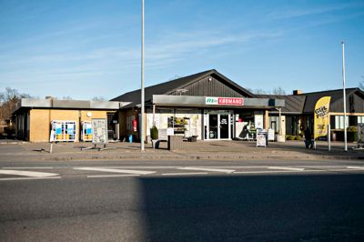Der er mulighed for at bygge sit eget fuglehus hos købmanden i Skarrild på lørdag. ? foto: Jørn Deleuran