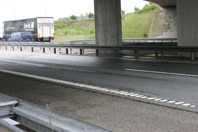 Klokken 13 var vejen under for eksempel broen her lige ved den store fordelerring stadig våd, selvom det ikke havde regnet i mange timer efter morgnens regnskyl. Foto: Jesper Wind