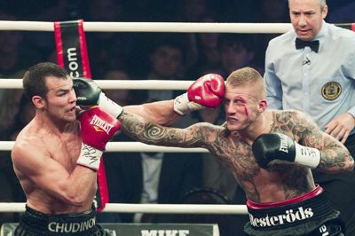 Patrick Nielsen fik ørerne i maskinen i titelkampen i Moskva, hvor han måtte se sig besejret for første gang i karrieren. Foto: AP Photo/Pavel Golovkin