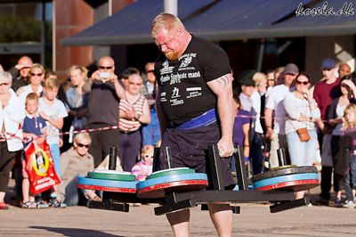 Deltagerne skal blandt igennem diciplinen Farmers Walk, hvor deltagerne hurtigst muligt skal gå to gange 15 meter med cirka 135 kilo i hver hånd. ?pr foto