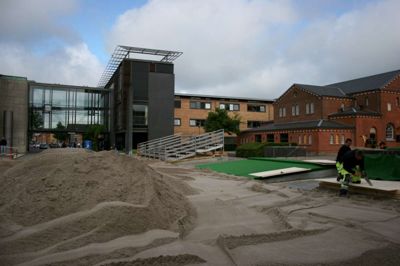 Torvet bliver omdannet til tre sandbaner i forbindelse med kvalifikation til DM i Beach Håndbold 2014. Foto: Søren Kloster Sørensen