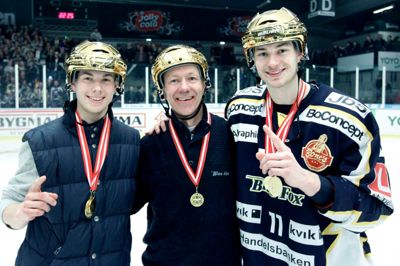 Da Blue Fox i 2012 senest blev dansk mester var det med Todd Bjorkstrand som træner. Han havde sønnerne Oliver (t.v.) og Patrick med i truppen. Begge sønner forlod Herning efter guldsæsonen, og indtil Patrick vendte tilbage til Blue Fox i denne sæson, har der ikke været en Bjorkstrand på isen for den lokale klub.