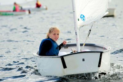 10-årige Michelle Christensen er den eneste sejlende pige i Sunds Sejlklub. Hun fortæller, at det har været sværest at lære at krydse, hvilket betyder at sejle zig-zag mod vinden. Foto: Flemming Hansen