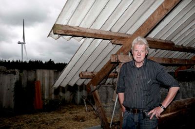 Kaj Bank Olesen mener, at den lavfrekvente støj fra vindmøllerne ved hans bedrift er skyld i, at både han og hans dyr bliver stressede og syge. Nu har kan købt hus på Røddingvej for at komme væk fra vindmøllerne. ?foto: henrik ole jensen