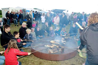 Børnene kan bage snobrød ved Fuglsang sø, når spejdere og FDF'ere inviterer til sankthansaften med borgmester Lars Krarup (V) som båltaler. Foto: Henrik Ole Jensen